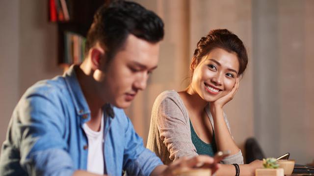 4 Bahasa Tubuh Ini Mengartikan Seorang Wanita Menyukai Anda - ShowBiz Liputan6.com
